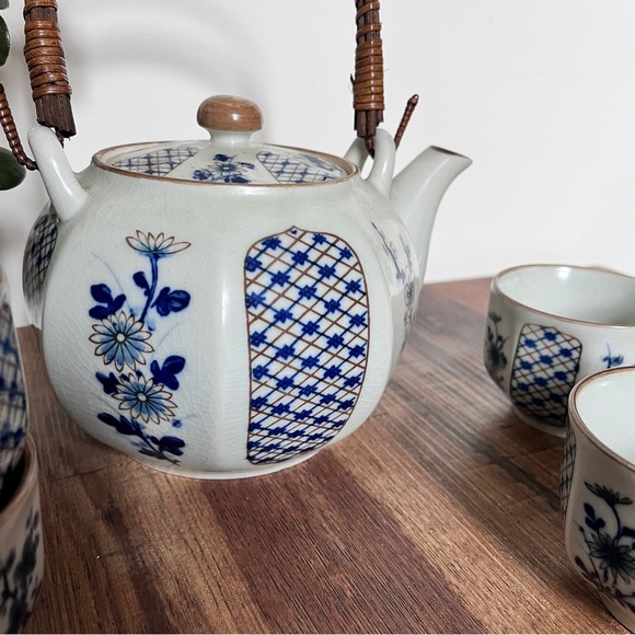 Vintage Otagiri Ceramic Japanese Teapot With 4 Cups Rattan Handle White Blue - Picture 4 of 15